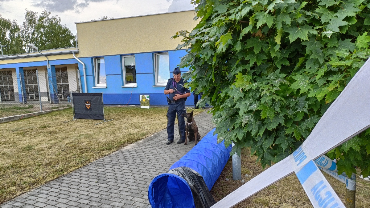 Rodzinny piknik na Święto Policji w Ostrołęce [20.07.2023] - zdjęcie #1 - eOstroleka.pl