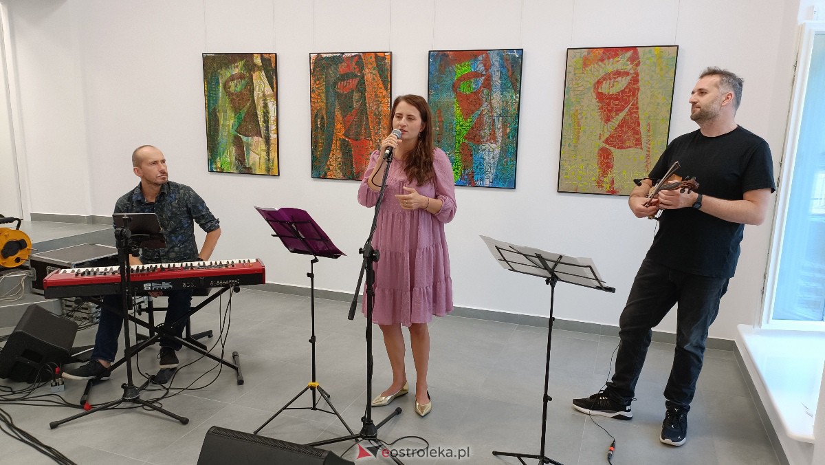 ART Czwartek - koncert Leny Piękniewskiej w Galerii Ostrołęka [20.07.2023] - zdjęcie #23 - eOstroleka.pl