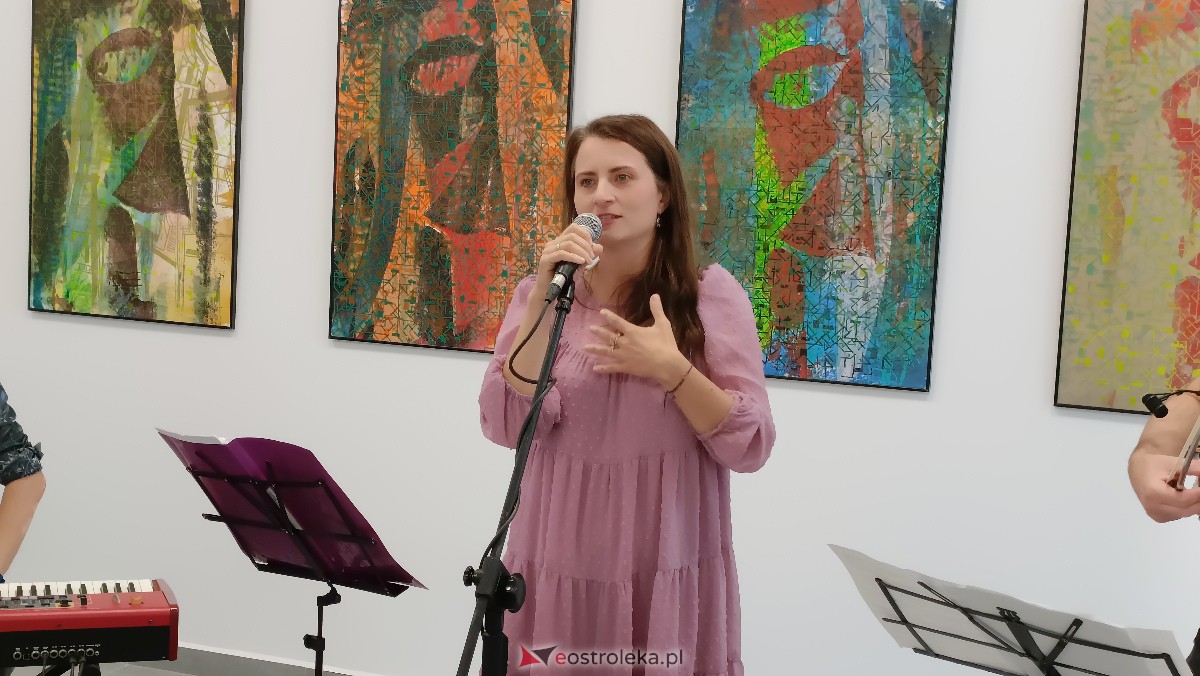ART Czwartek - koncert Leny Piękniewskiej w Galerii Ostrołęka [20.07.2023] - zdjęcie #22 - eOstroleka.pl
