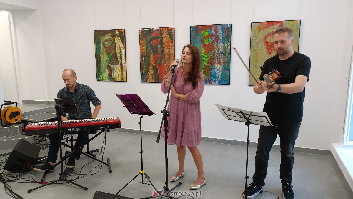 ART Czwartek - koncert Leny Piękniewskiej w Galerii Ostrołęka [20.07.2023] - zdjęcie #19 - eOstroleka.pl
