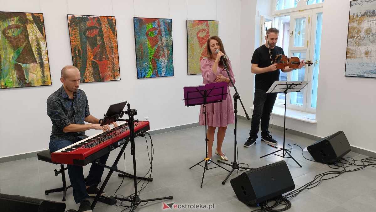 ART Czwartek - koncert Leny Piękniewskiej w Galerii Ostrołęka [20.07.2023] - zdjęcie #18 - eOstroleka.pl