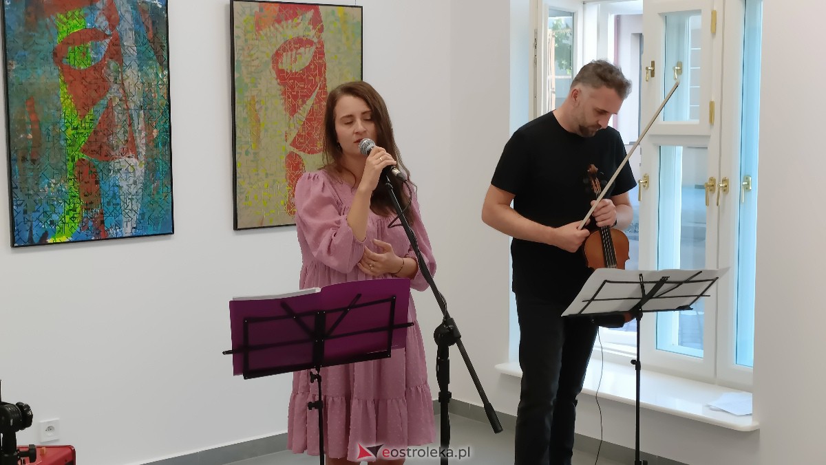 ART Czwartek - koncert Leny Piękniewskiej w Galerii Ostrołęka [20.07.2023] - zdjęcie #17 - eOstroleka.pl