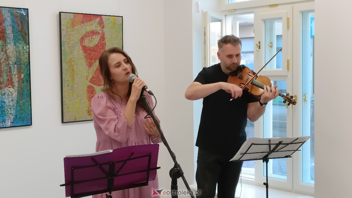 ART Czwartek - koncert Leny Piękniewskiej w Galerii Ostrołęka [20.07.2023] - zdjęcie #12 - eOstroleka.pl