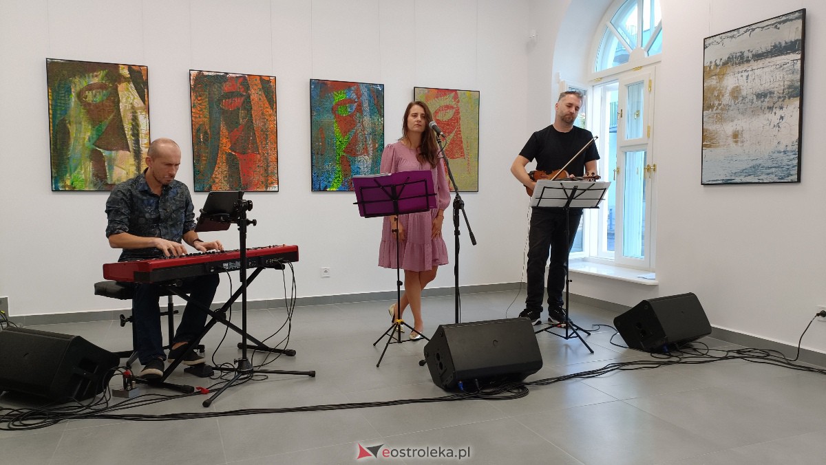 ART Czwartek - koncert Leny Piękniewskiej w Galerii Ostrołęka [20.07.2023] - zdjęcie #10 - eOstroleka.pl