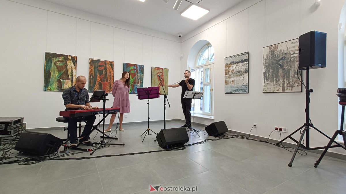 ART Czwartek - koncert Leny Piękniewskiej w Galerii Ostrołęka [20.07.2023] - zdjęcie #9 - eOstroleka.pl