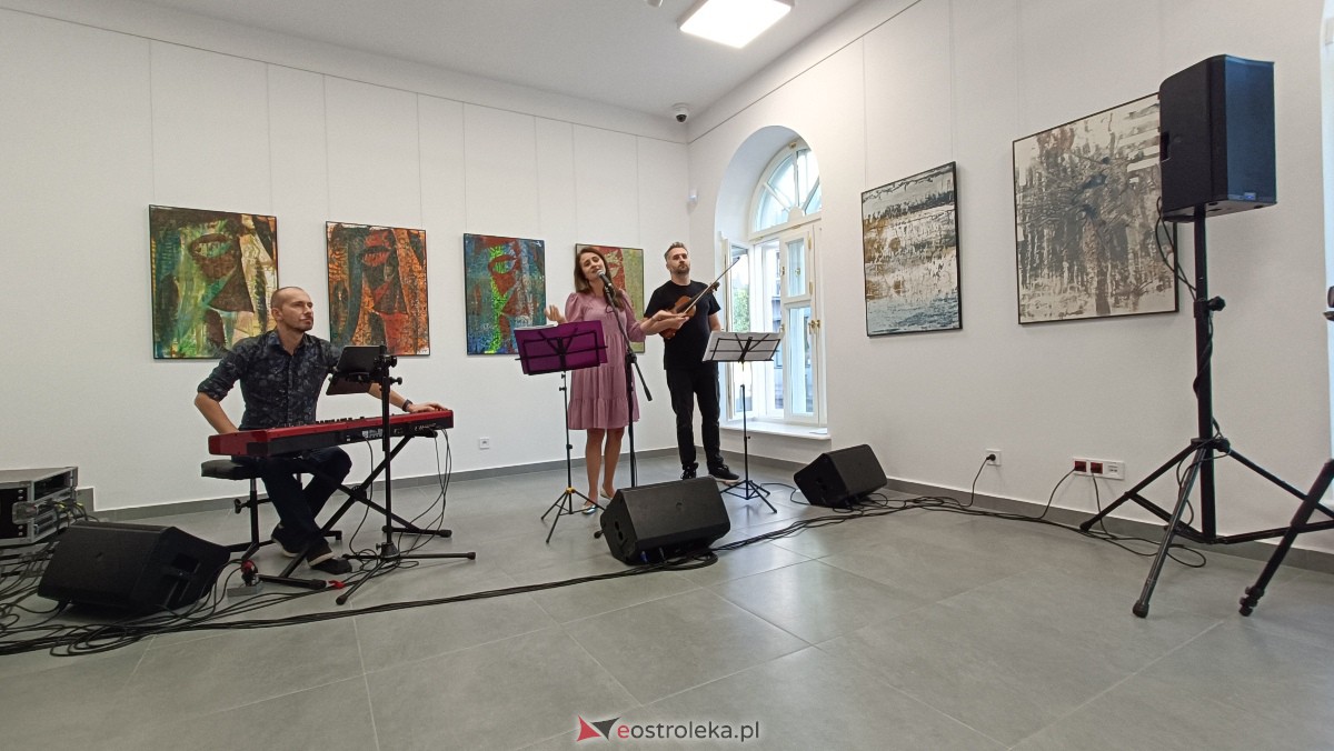 ART Czwartek - koncert Leny Piękniewskiej w Galerii Ostrołęka [20.07.2023] - zdjęcie #8 - eOstroleka.pl