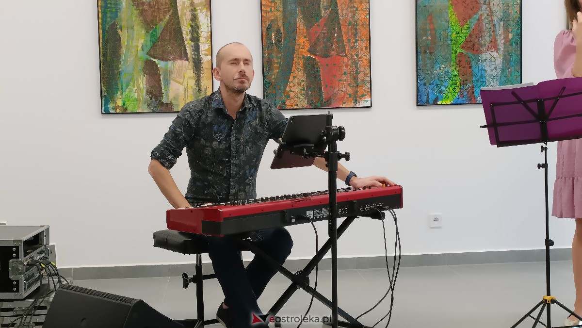 ART Czwartek - koncert Leny Piękniewskiej w Galerii Ostrołęka [20.07.2023] - zdjęcie #7 - eOstroleka.pl