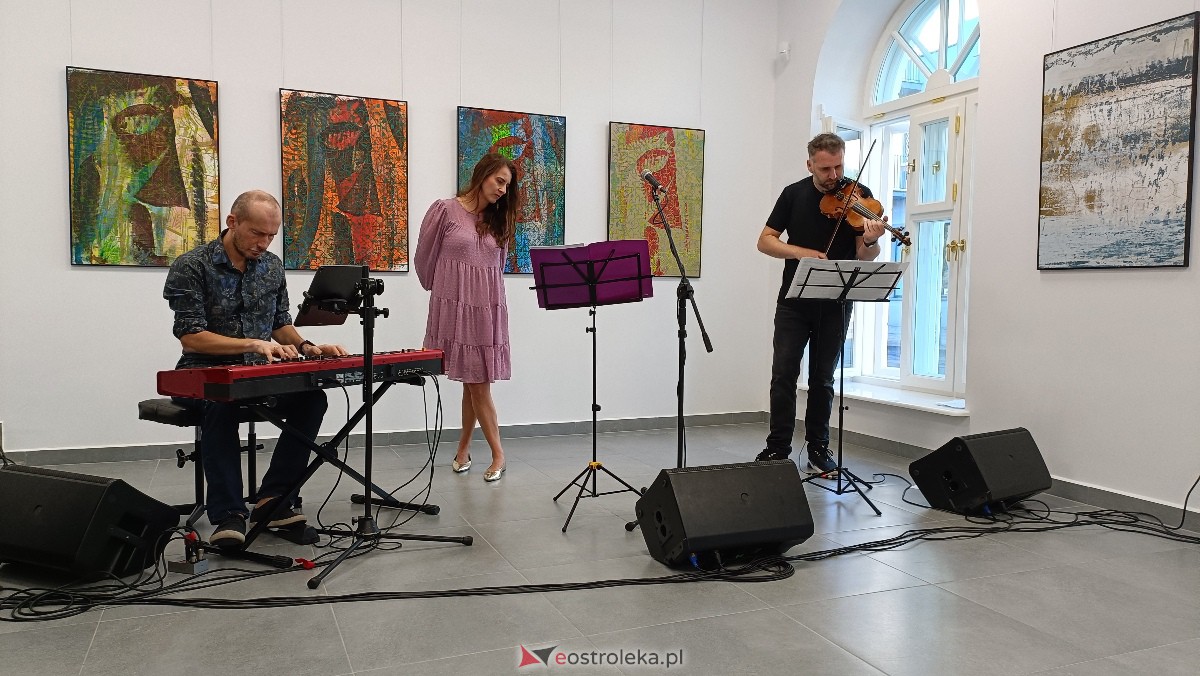 ART Czwartek - koncert Leny Piękniewskiej w Galerii Ostrołęka [20.07.2023] - zdjęcie #6 - eOstroleka.pl