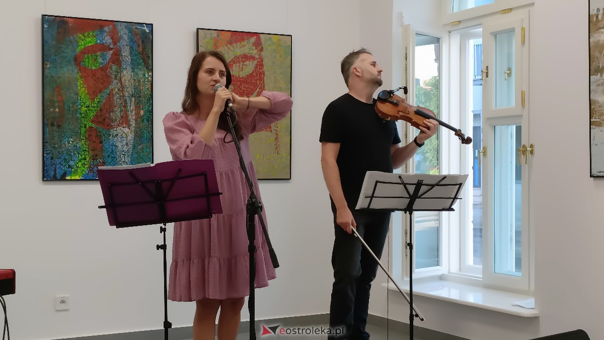 ART Czwartek - koncert Leny Piękniewskiej w Galerii Ostrołęka [20.07.2023] - zdjęcie #5 - eOstroleka.pl