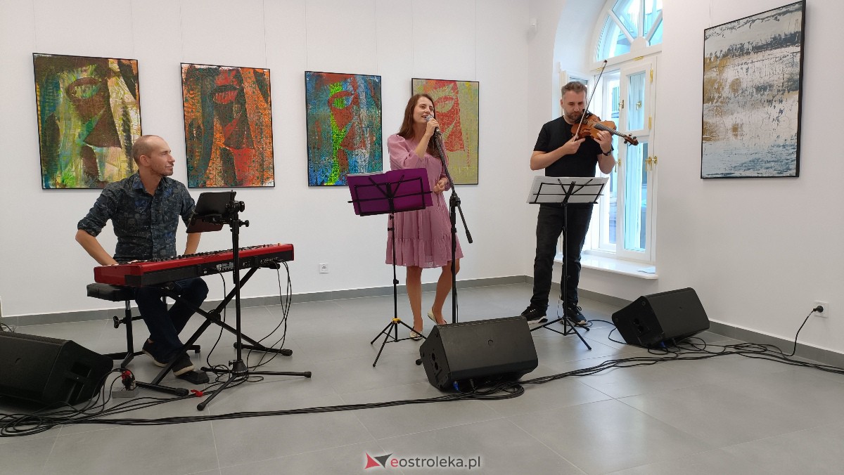 ART Czwartek - koncert Leny Piękniewskiej w Galerii Ostrołęka [20.07.2023] - zdjęcie #4 - eOstroleka.pl