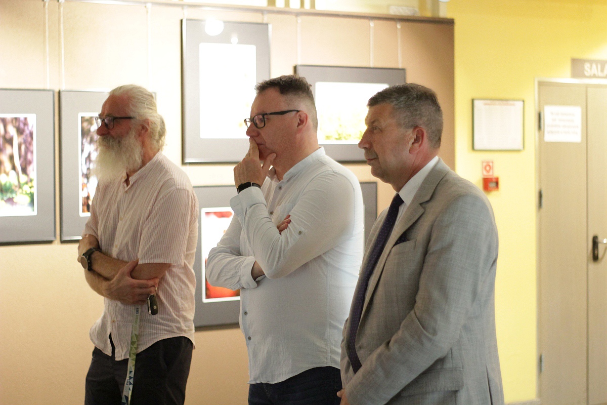 Wernisaż fotografii Anny Suchcikiej Bez światło-cienia w Ostrołęckim Centrum Kultury [21.07.2023] - zdjęcie #8 - eOstroleka.pl