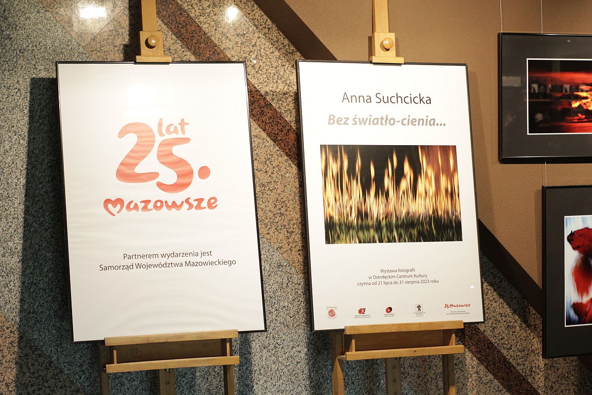 Wernisaż fotografii Anny Suchcikiej Bez światło-cienia w Ostrołęckim Centrum Kultury [21.07.2023] - zdjęcie #2 - eOstroleka.pl