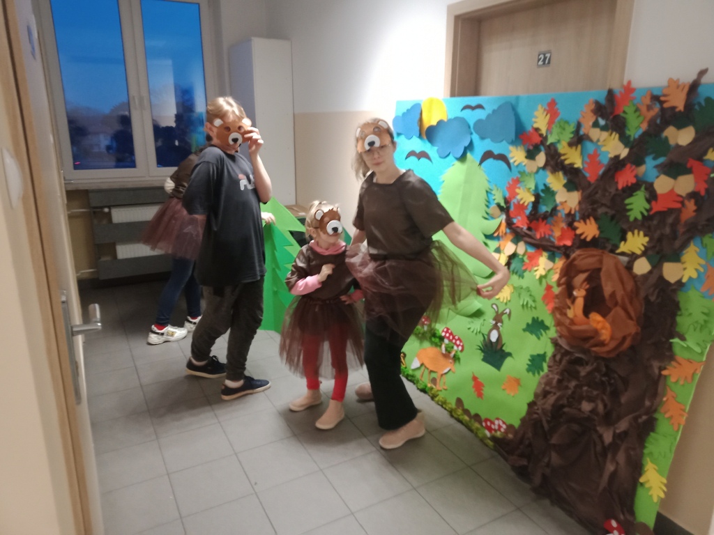 Warsztaty teatralne w Placówce Wsparcia Dziennego w Ostrołęce [24.07.2023] - zdjęcie #5 - eOstroleka.pl