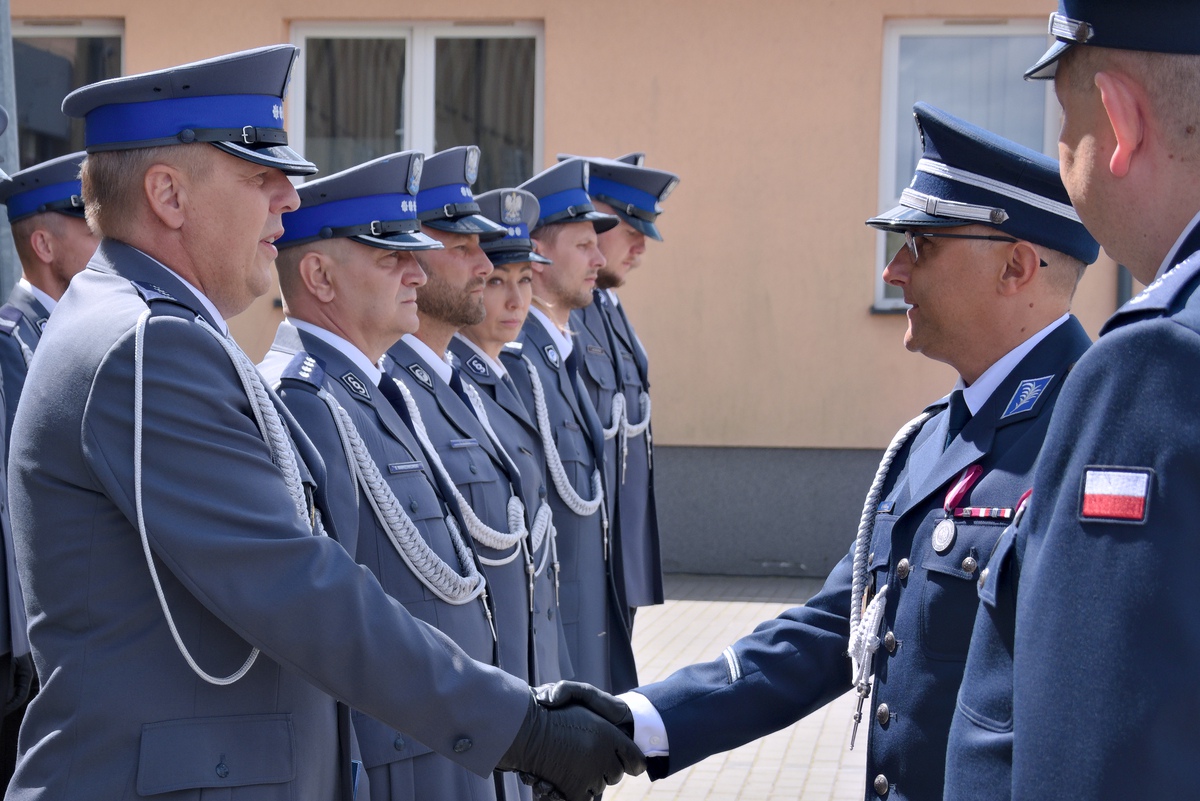 Święto Policji w Makowie Mazowieckim. Życzenia, odznaczenia, awanse [27.07.2023] - zdjęcie #12 - eOstroleka.pl