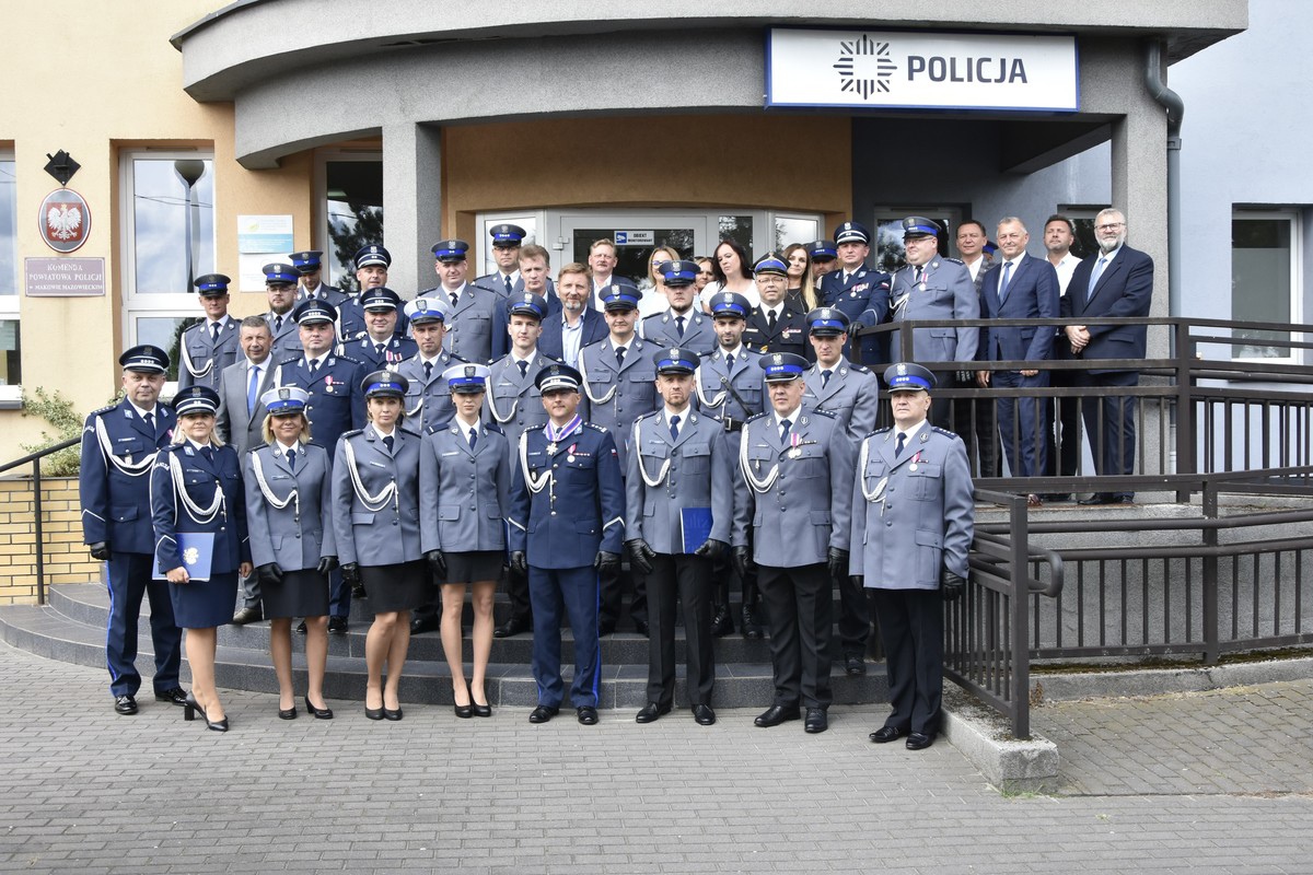 Święto Policji w Makowie Mazowieckim. Życzenia, odznaczenia, awanse [27.07.2023] - zdjęcie #1 - eOstroleka.pl