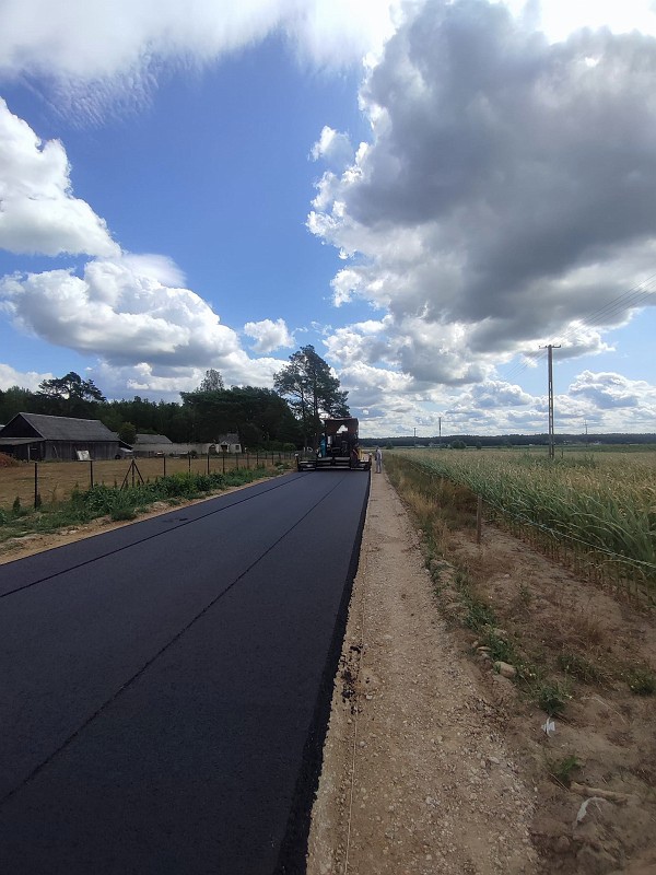 W Brzozówce leją asfalt. Bliski koniec inwestycji [27.07.2023] - zdjęcie #5 - eOstroleka.pl