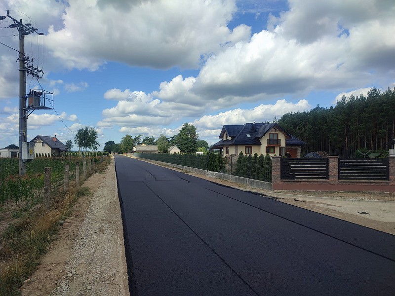 W Brzozówce leją asfalt. Bliski koniec inwestycji [27.07.2023] - zdjęcie #4 - eOstroleka.pl