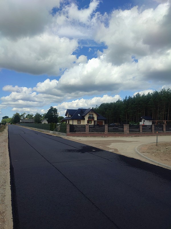 W Brzozówce leją asfalt. Bliski koniec inwestycji [27.07.2023] - zdjęcie #3 - eOstroleka.pl