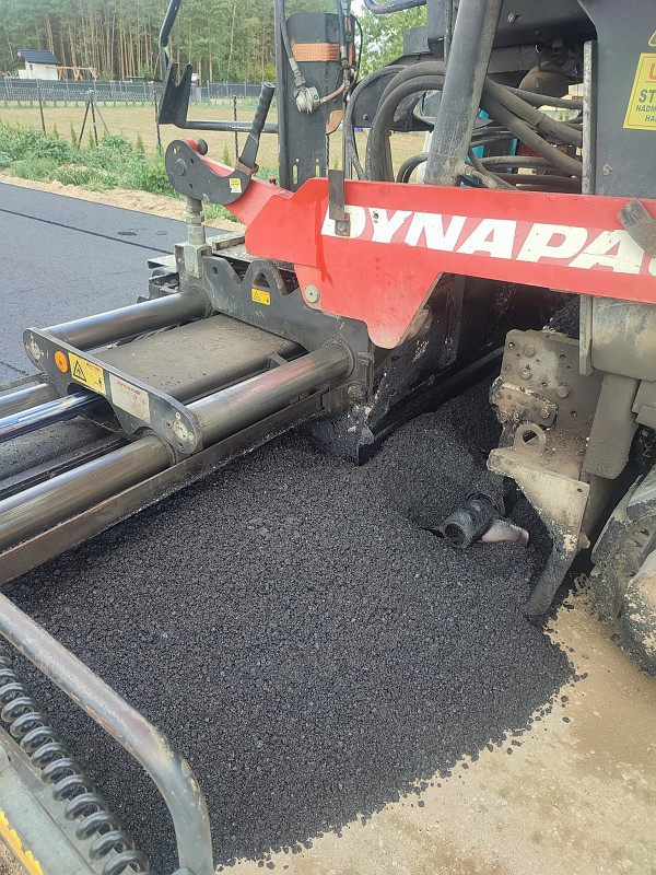 W Brzozówce leją asfalt. Bliski koniec inwestycji [27.07.2023] - zdjęcie #2 - eOstroleka.pl
