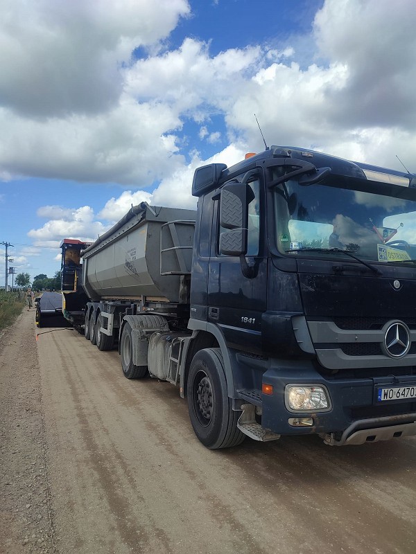 W Brzozówce leją asfalt. Bliski koniec inwestycji [27.07.2023] - zdjęcie #1 - eOstroleka.pl