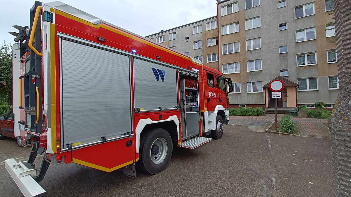 Strażacka akcja przy ulicy Sienkiewicza w Ostrołęce [01.08.2023] - zdjęcie #7 - eOstroleka.pl