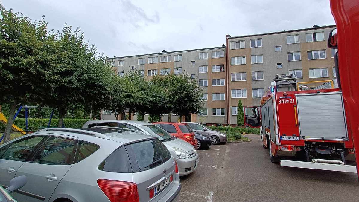 Strażacka akcja przy ulicy Sienkiewicza w Ostrołęce [01.08.2023] - zdjęcie #2 - eOstroleka.pl