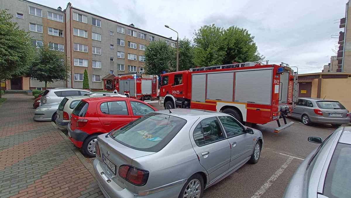 Strażacka akcja przy ulicy Sienkiewicza w Ostrołęce [01.08.2023] - zdjęcie #1 - eOstroleka.pl