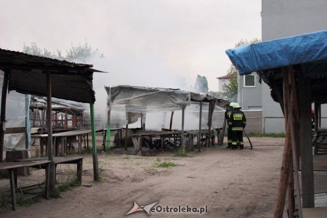 Pożar straganu na targowisku miejskim (17.05.2011) - zdjęcie #2 - eOstroleka.pl