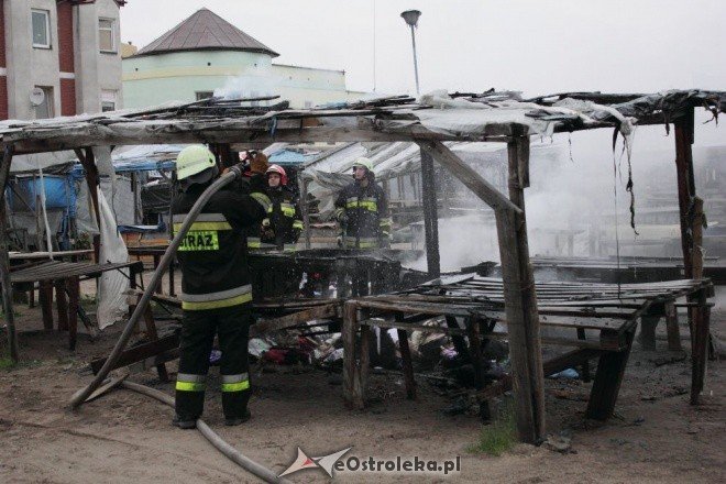 Pożar straganu na targowisku miejskim (17.05.2011) - zdjęcie #4 - eOstroleka.pl