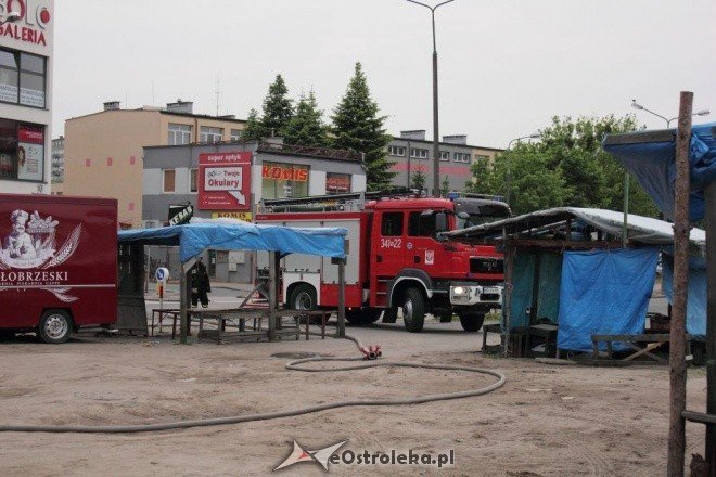 Pożar straganu na targowisku miejskim (17.05.2011) - zdjęcie #6 - eOstroleka.pl