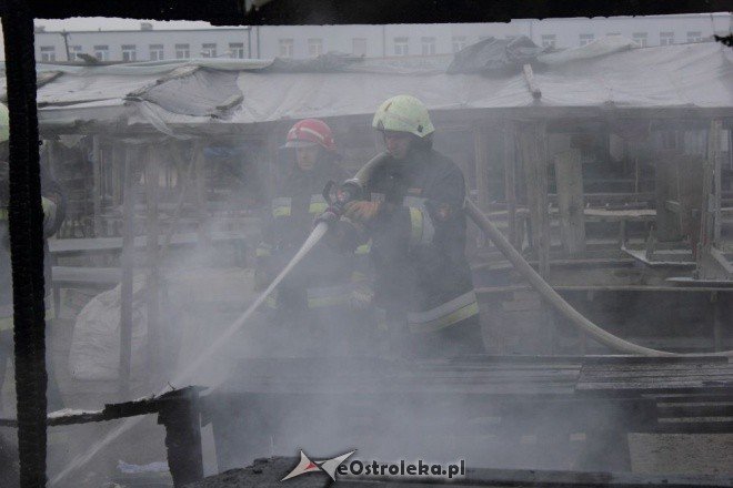 Pożar straganu na targowisku miejskim (17.05.2011) - zdjęcie #11 - eOstroleka.pl