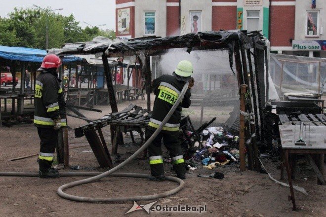 Pożar straganu na targowisku miejskim (17.05.2011) - zdjęcie #20 - eOstroleka.pl
