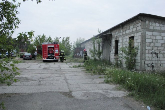 Pożar pustostanu przy ul. Gorbatowa (18.05.2011) - zdjęcie #1 - eOstroleka.pl