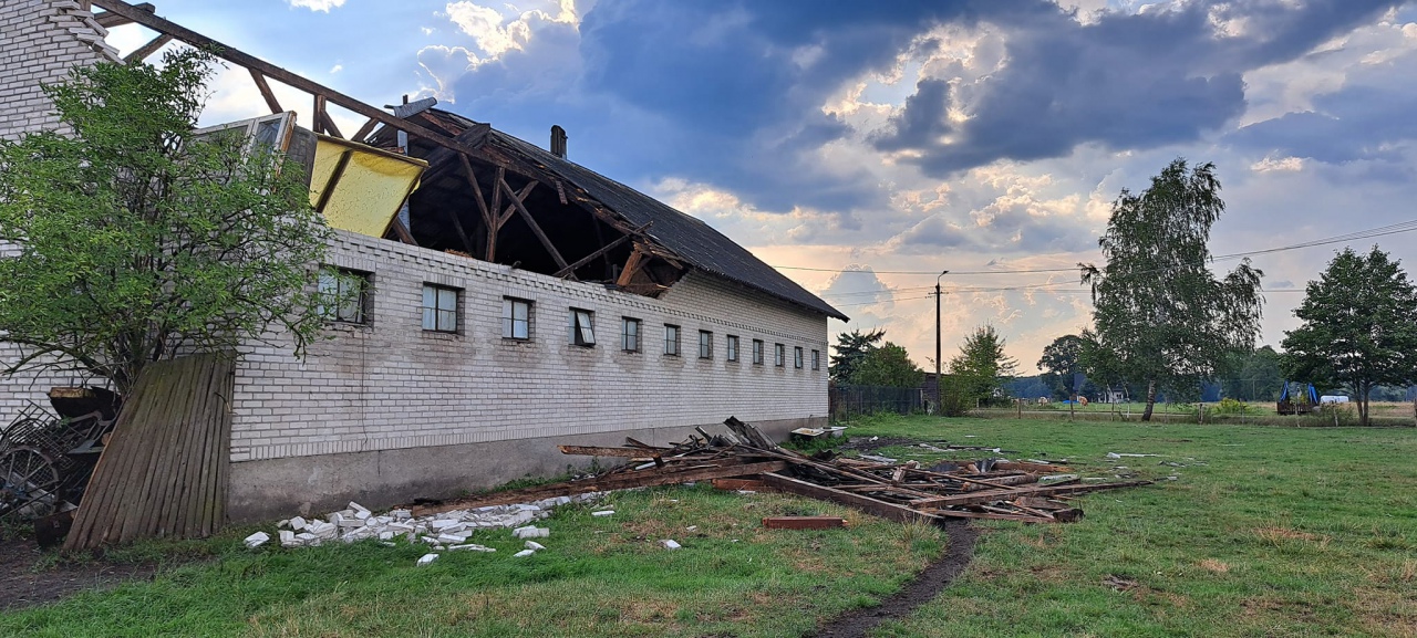 Dach obory przygniótł dwa auta. Akcja strażaków w Surowem [06.08.2023] - zdjęcie #2 - eOstroleka.pl