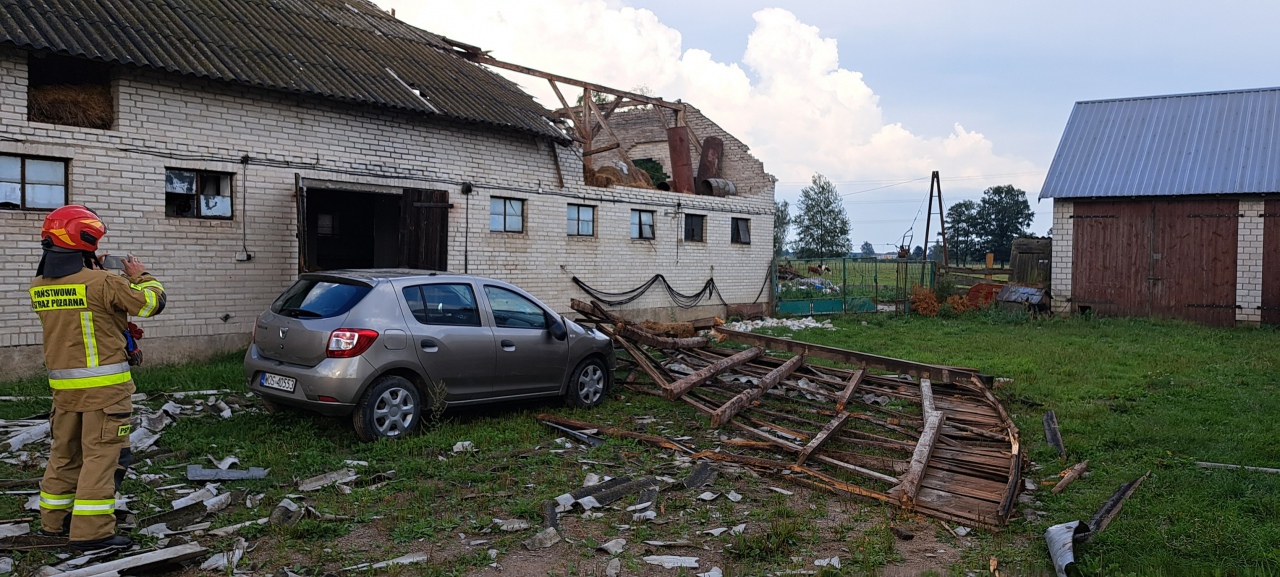 Dach obory przygniótł dwa auta. Akcja strażaków w Surowem [06.08.2023] - zdjęcie #1 - eOstroleka.pl