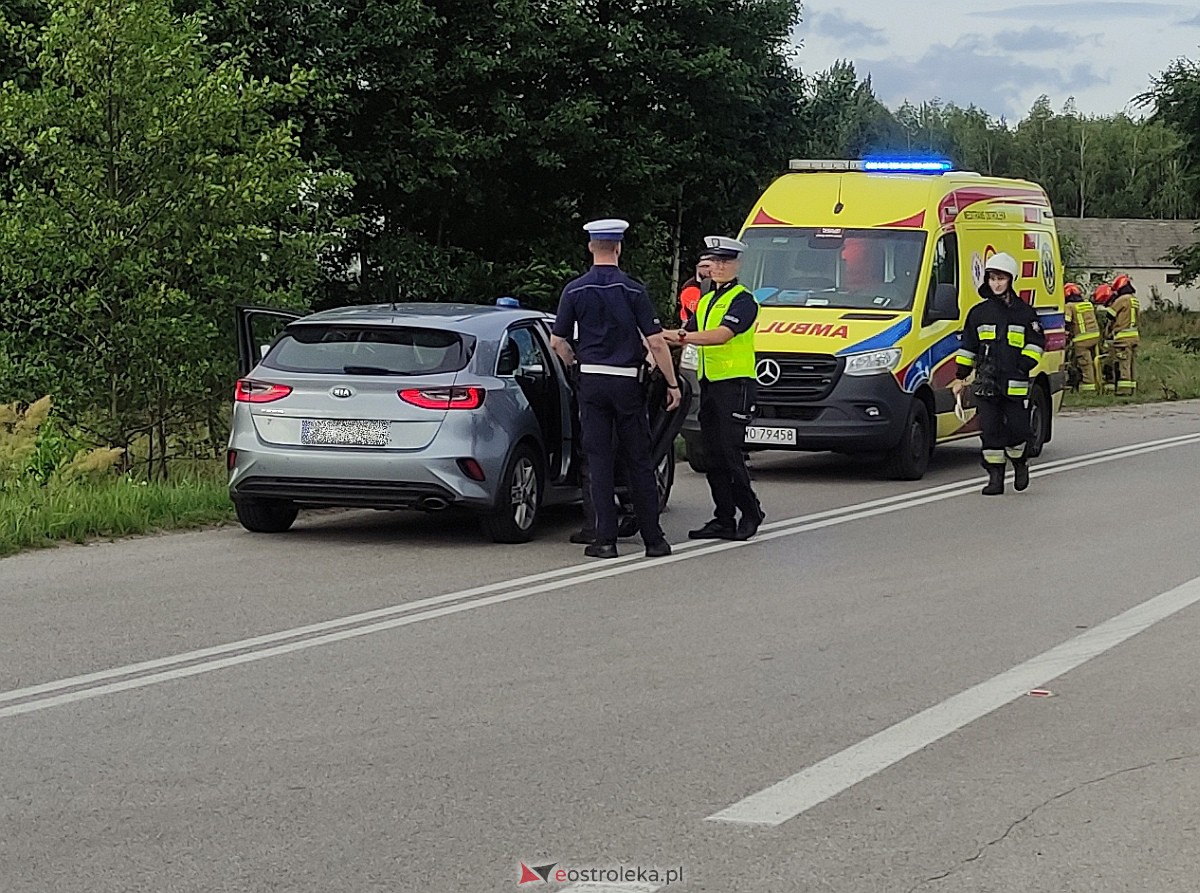 Wypadek w Łodziskach. Rozbite auto w rowie, kierowca zatrzymany! [07.08.2023] - zdjęcie #13 - eOstroleka.pl