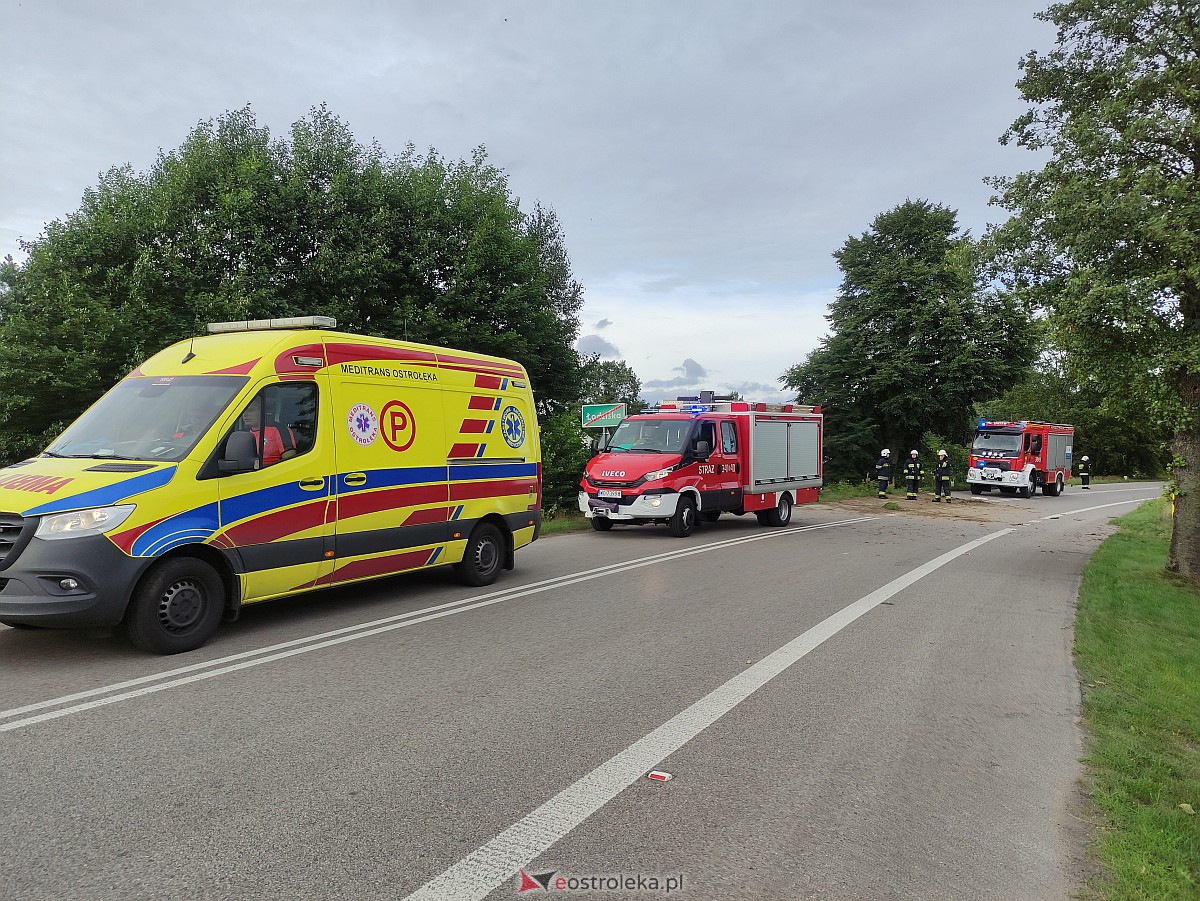 Wypadek w Łodziskach. Rozbite auto w rowie, kierowca zatrzymany! [07.08.2023] - zdjęcie #11 - eOstroleka.pl