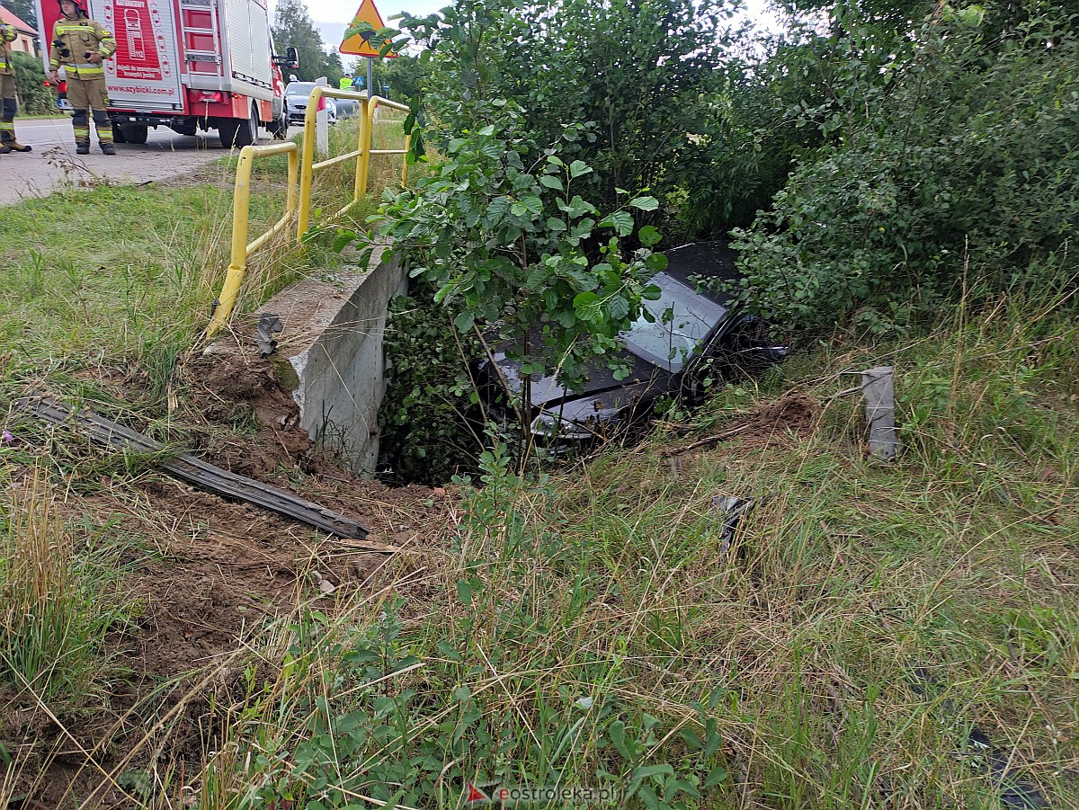 Wypadek w Łodziskach. Rozbite auto w rowie, kierowca zatrzymany! [07.08.2023] - zdjęcie #7 - eOstroleka.pl