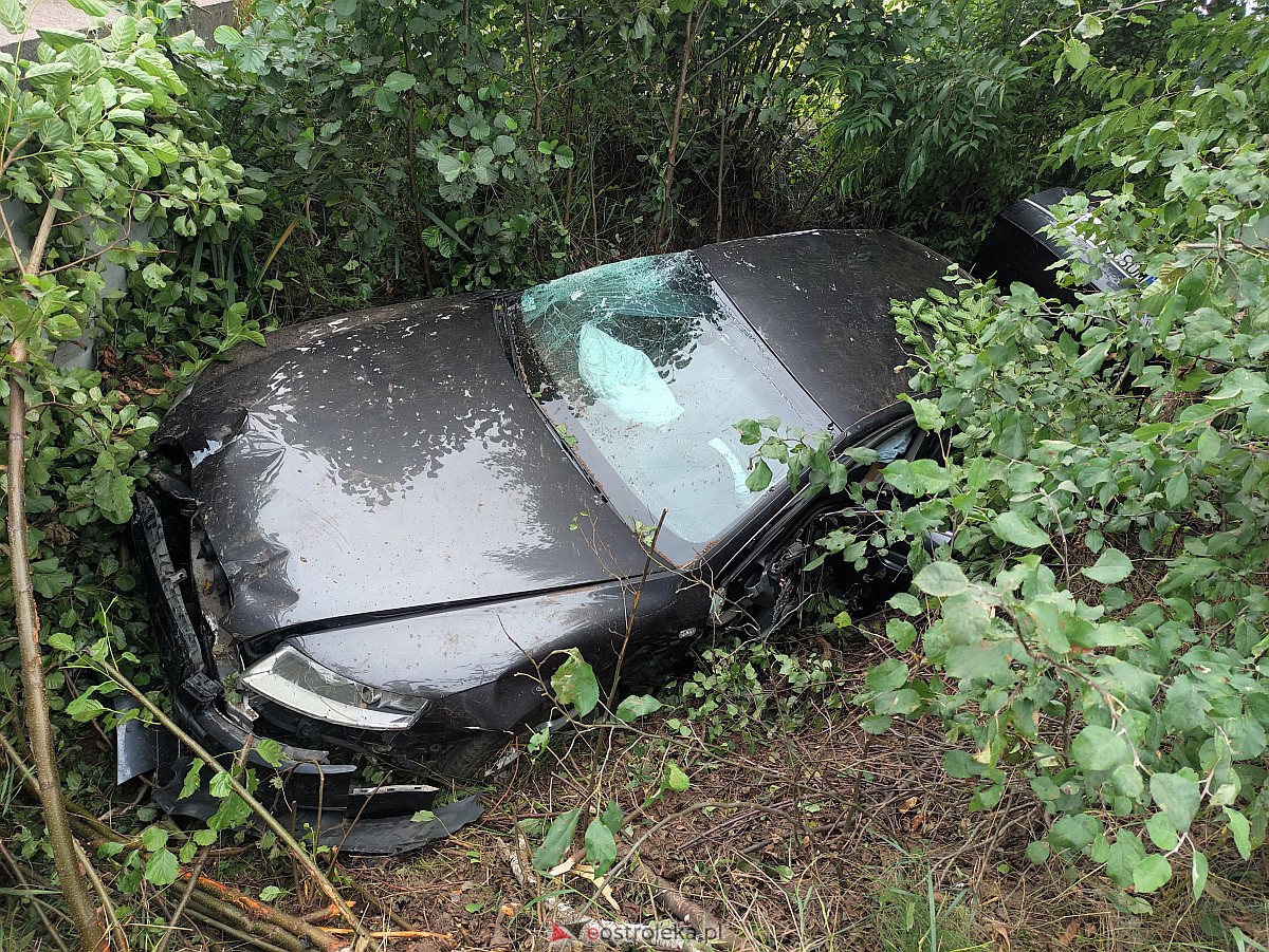 Wypadek w Łodziskach. Rozbite auto w rowie, kierowca zatrzymany! [07.08.2023] - zdjęcie #5 - eOstroleka.pl