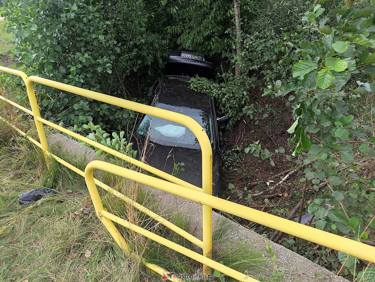 Wypadek w Łodziskach. Rozbite auto w rowie, kierowca zatrzymany! [07.08.2023] - zdjęcie #4 - eOstroleka.pl