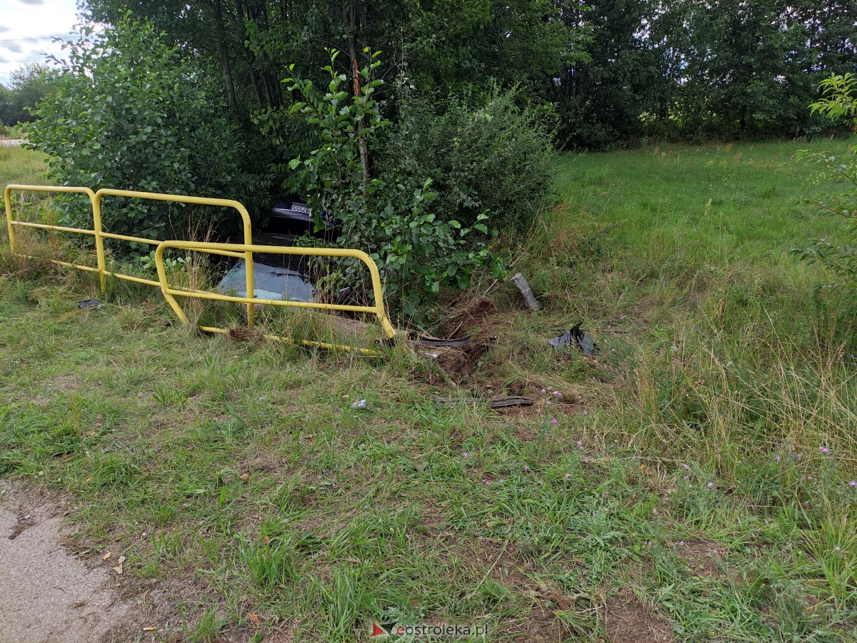 Wypadek w Łodziskach. Rozbite auto w rowie, kierowca zatrzymany! [07.08.2023] - zdjęcie #2 - eOstroleka.pl