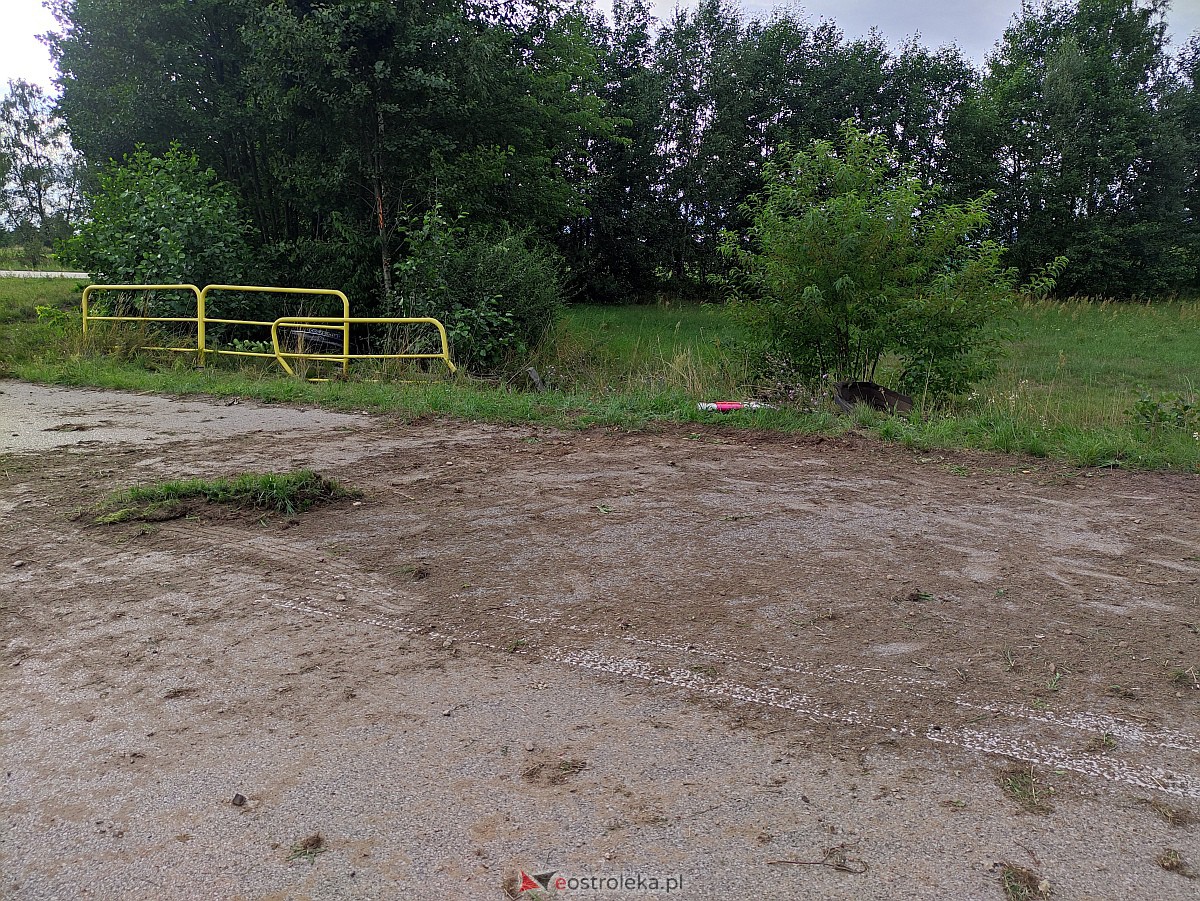 Wypadek w Łodziskach. Rozbite auto w rowie, kierowca zatrzymany! [07.08.2023] - zdjęcie #1 - eOstroleka.pl