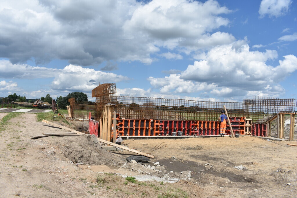 Raport z placu budowy. Nowy most przez Orz i “powiatówka” Brzeźno - Pokrzywnica [08.08.2023] - zdjęcie #6 - eOstroleka.pl