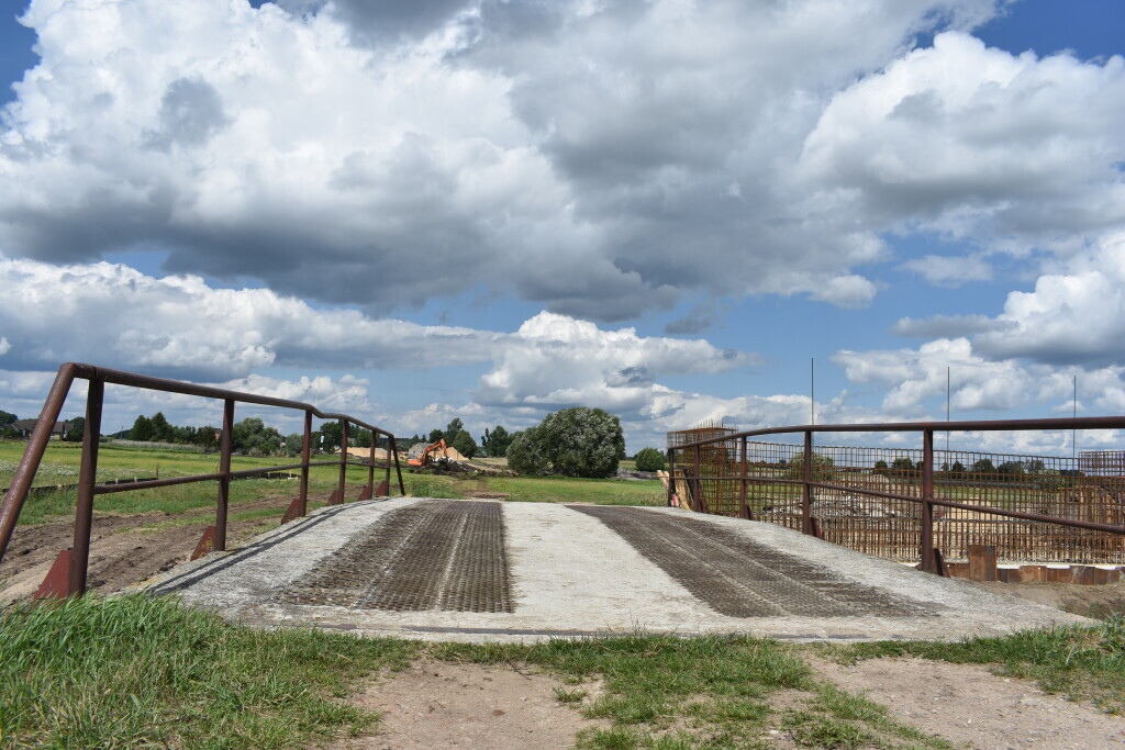 Raport z placu budowy. Nowy most przez Orz i “powiatówka” Brzeźno - Pokrzywnica [08.08.2023] - zdjęcie #4 - eOstroleka.pl