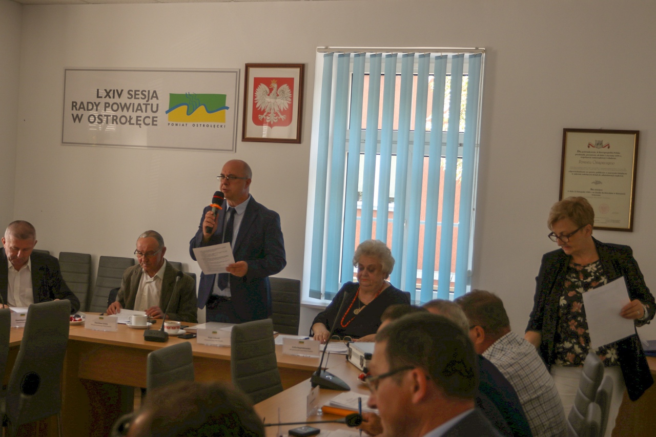Sesja rady powiatu ostrołęckiego [10.08.2023] - zdjęcie #7 - eOstroleka.pl