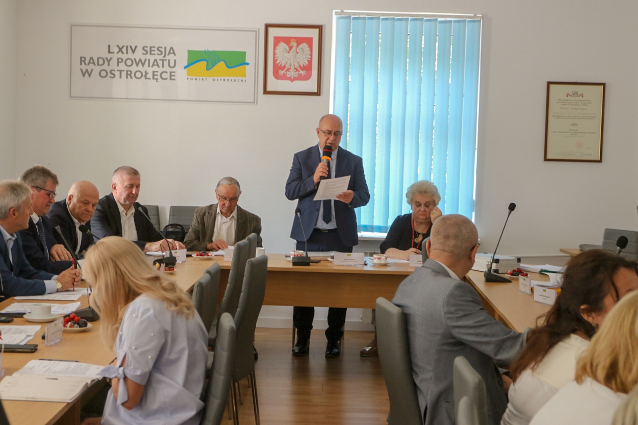 Sesja rady powiatu ostrołęckiego [10.08.2023] - zdjęcie #9 - eOstroleka.pl