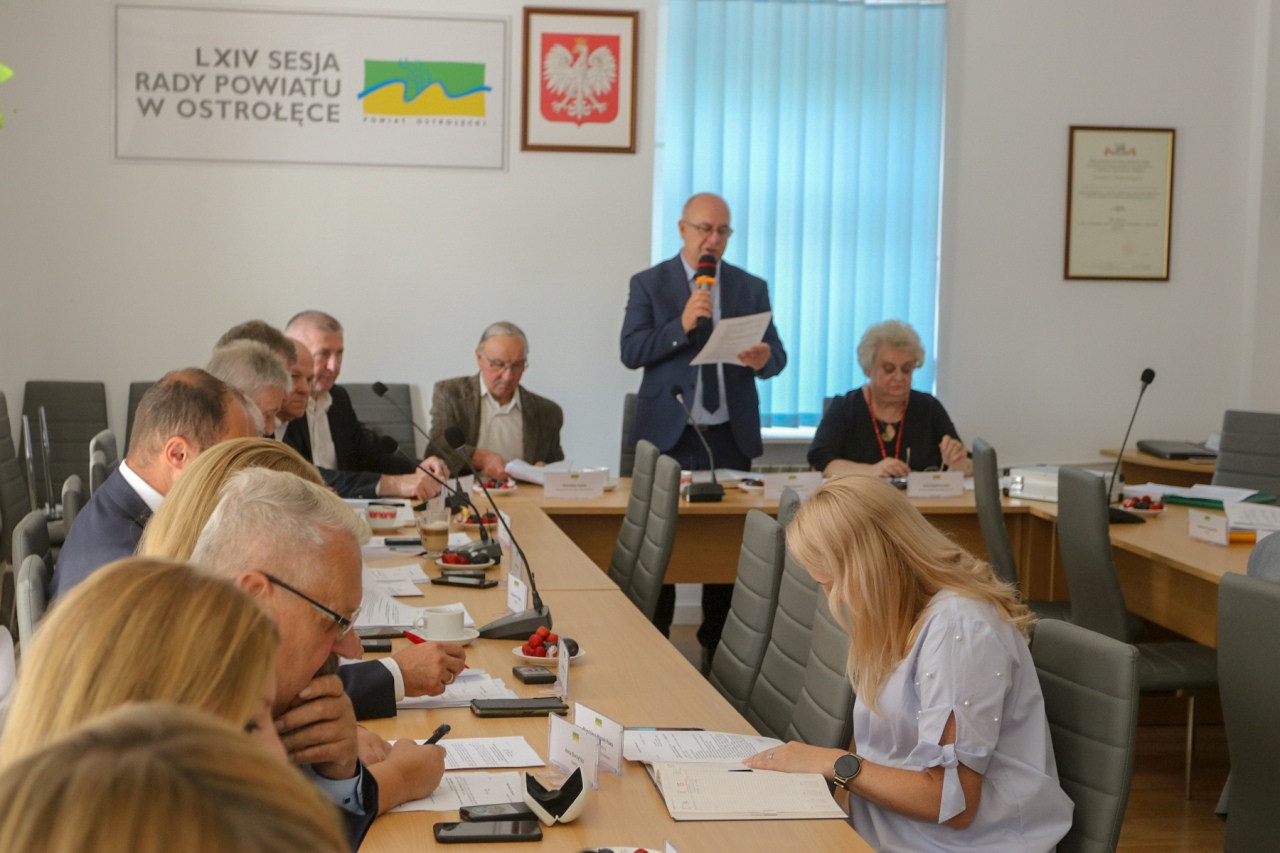 Sesja rady powiatu ostrołęckiego [10.08.2023] - zdjęcie #5 - eOstroleka.pl