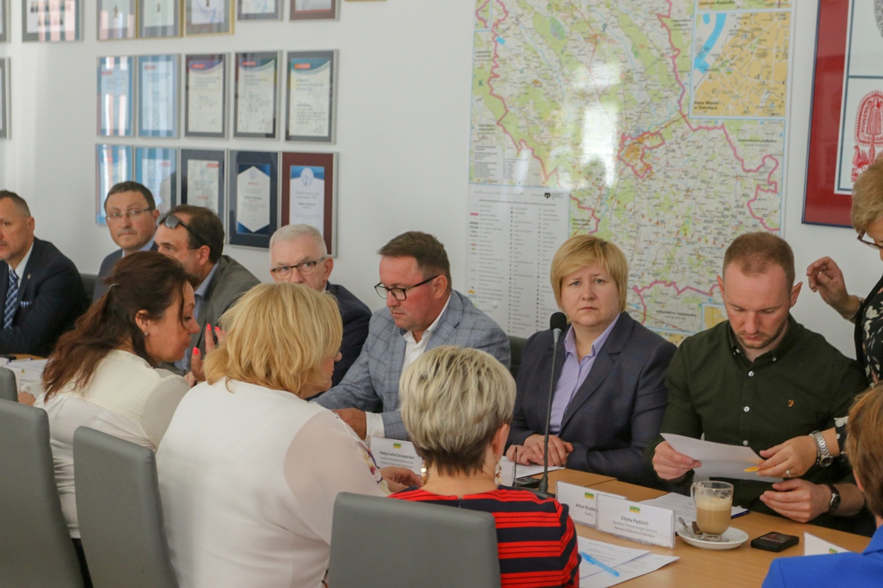 Sesja rady powiatu ostrołęckiego [10.08.2023] - zdjęcie #11 - eOstroleka.pl