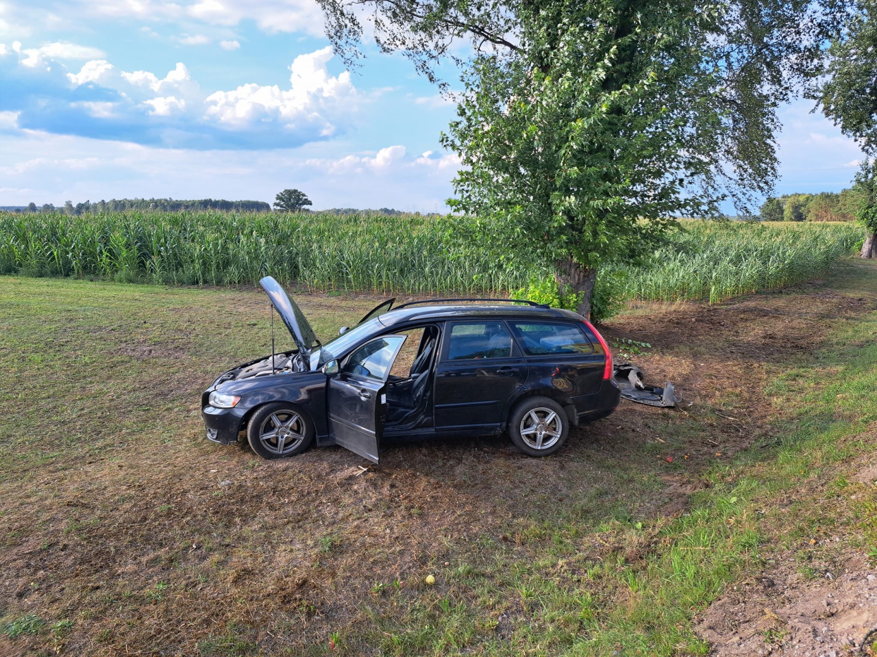 Wypadek w Surowem. Za szybko na zakręcie [13.08.2023] - zdjęcie #3 - eOstroleka.pl