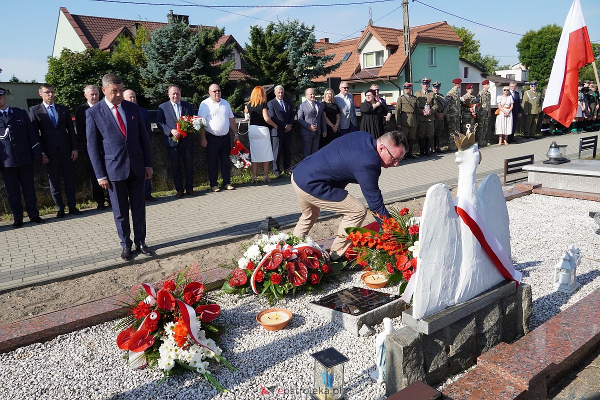 Święto Wojska Polskiego. Uroczystości na cmentarzu w Ostrołęce [18.08.2023] - zdjęcie #15 - eOstroleka.pl